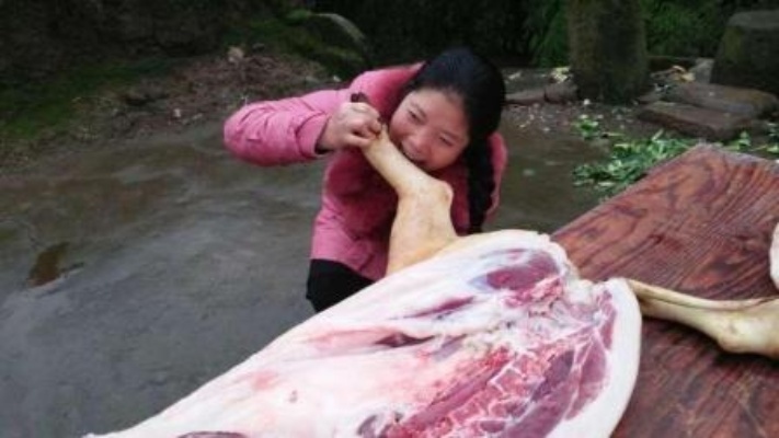 女子直播杀年猪引网友热议，涨粉77万，1分钟视频报价2400元，热门效应惊人