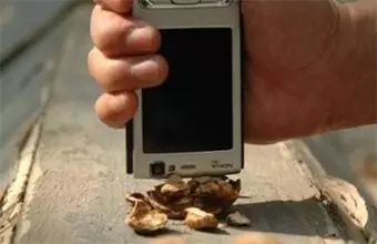 男子用游戏手机砸核桃，是秀操作还是真耐造？实测3款热门机型给你答案