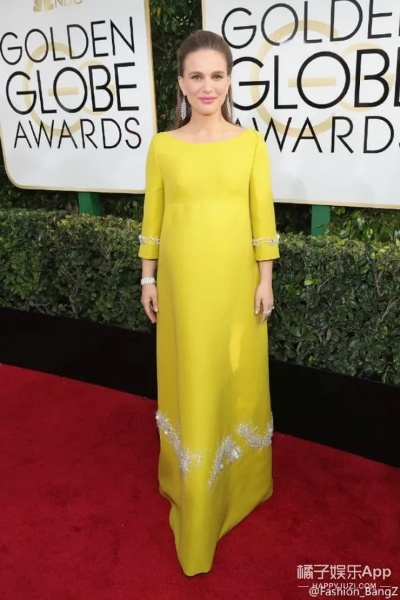 金球奖红毯首秀孕肚，女鹰眼自信微笑闪耀全场