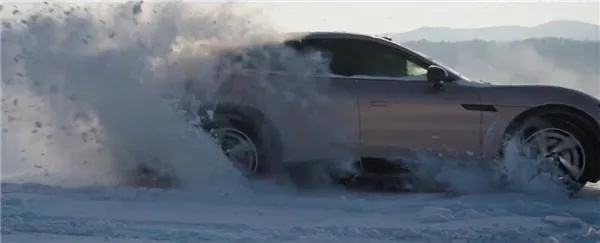 小米YU7独轮挑战极限坡道，15%冰面抓地力突破！