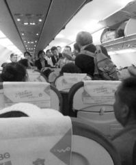 夫妻体验狭小座椅引共鸣,飞机经济舱变“挑战极限”新体验 夫妻体验狭小座椅引共鸣,飞机经济舱变“挑战极限”新体验