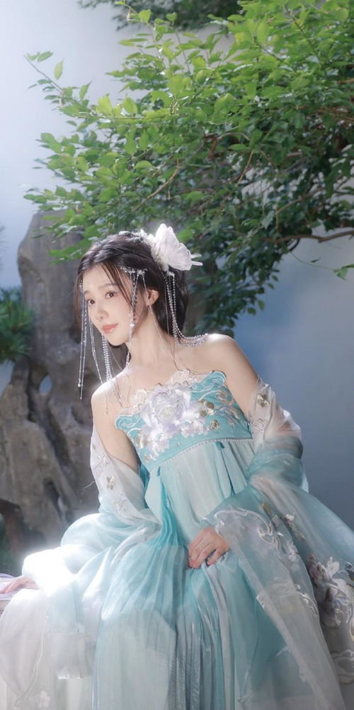 小萝莉《识质存在》壁纸：远眺新视界，小脚丫轻盈舞动