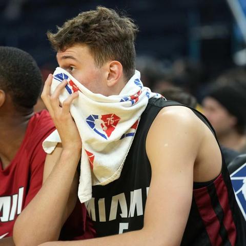 泰勒现身好友婚礼，为什么游戏里的真实社交比虚拟组队更戳人？