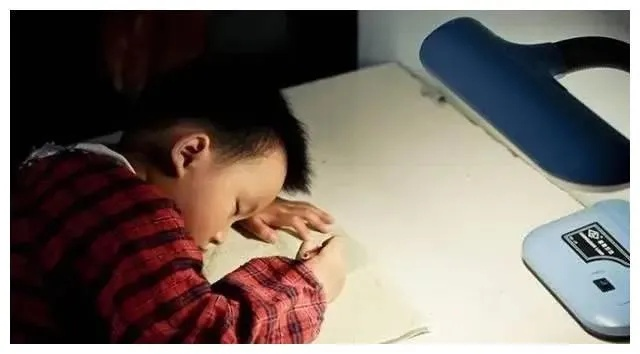 孩子作业落巴黎没敢说?游戏玩家用这招帮他「远程救急」还没露馅 孩子作业落巴黎没敢说?游戏玩家用这招帮他「远程救急」还没露馅