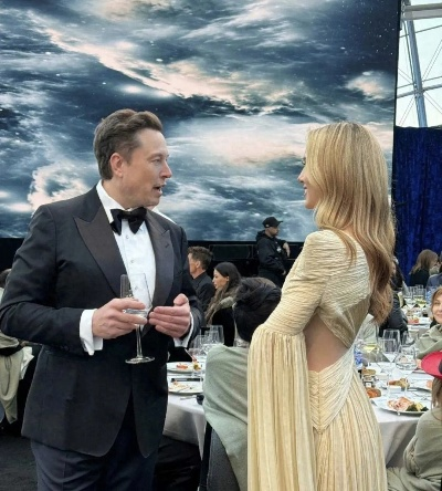 搞笑女神同框马斯克，网友二创美照新潮流