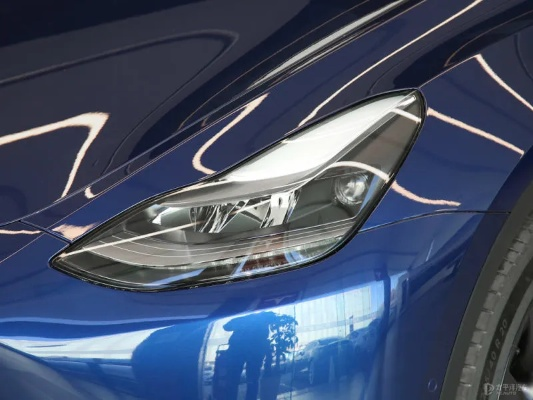 特斯拉Model S革新亮相,贯穿式大灯引领未来视界 特斯拉Model S革新亮相,贯穿式大灯引领未来视界