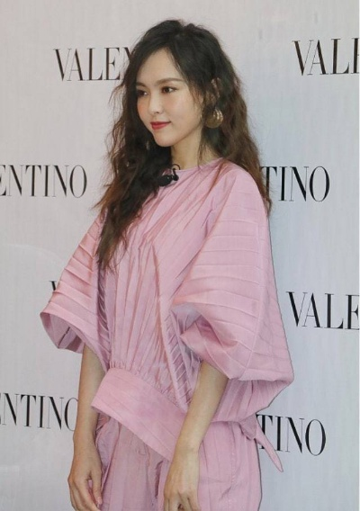 42岁唐嫣风采依旧，粉色套装尽显曼妙身姿，时尚魅力新升级