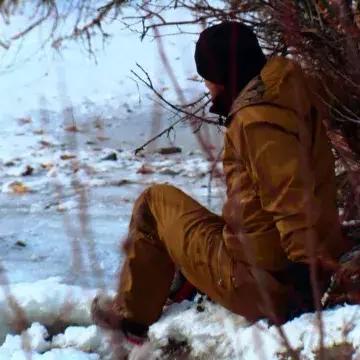 冰寒育儿奇观：俄罗斯父亲挑战极地冰水浸儿三回