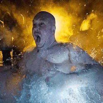 冰寒育儿奇观：俄罗斯父亲挑战极地冰水浸儿三回