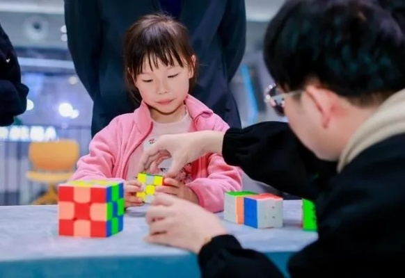 7岁女孩1天2刷魔方世界纪录,破圈的不是速度,是藏在拧动里的「游戏脑」密码? 7岁女孩1天2刷魔方世界纪录,破圈的不是速度,是藏在拧动里的「游戏脑」密码?
