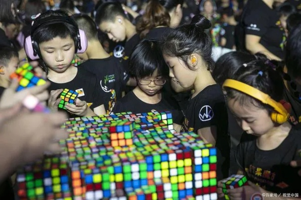 7岁女孩1天2刷魔方世界纪录,破圈的不是速度,是藏在拧动里的「游戏脑」密码? 7岁女孩1天2刷魔方世界纪录,破圈的不是速度,是藏在拧动里的「游戏脑」密码?