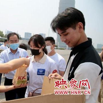 28年坚守献血路，熊猫血女子熬夜绝缘者，9200毫升诠释爱心力量