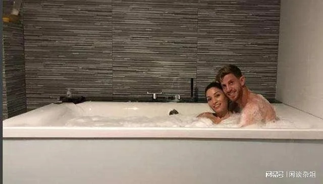 男友洗浴成瘾？玩家怒堵浴室门，解锁恋爱新境界！