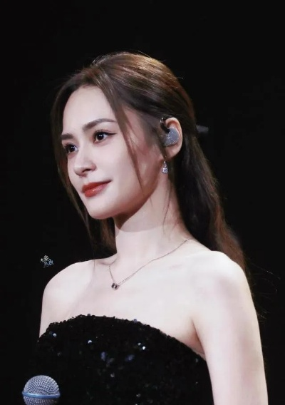 阿娇惊艳亮相，岁月留痕美如初绽放