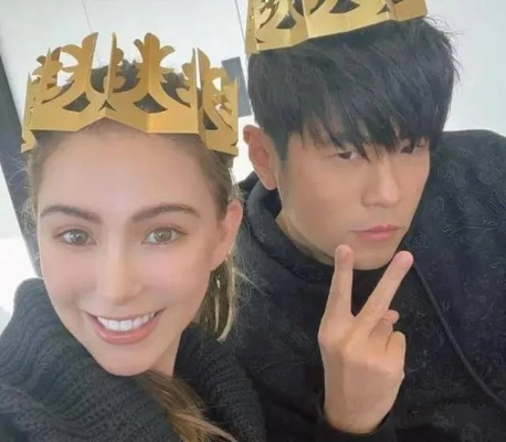 周杰伦11周年甜蜜告白：昆凌夫妇合影曝光，周妈昆爸齐祝福，幸福升级！