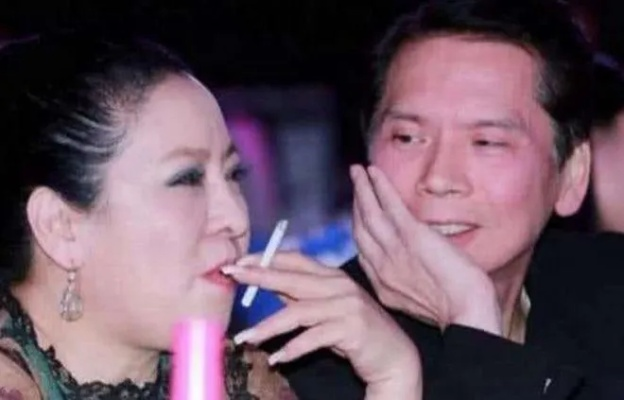 七年之痒终结者：向华强向太眼光独到，娱乐圈美女难入法眼