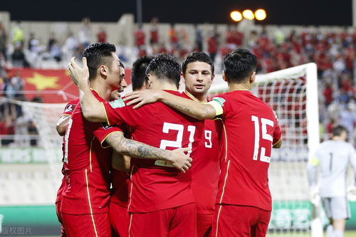 国足深情狂喜！U23勇闯四强，女球迷泪洒现场，爱国情怀燃动人心