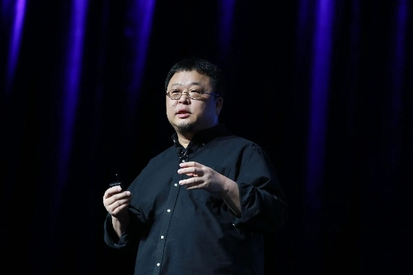 罗永浩B站领奖现场惊现“头掉”惨剧，奖杯成焦点新看点！