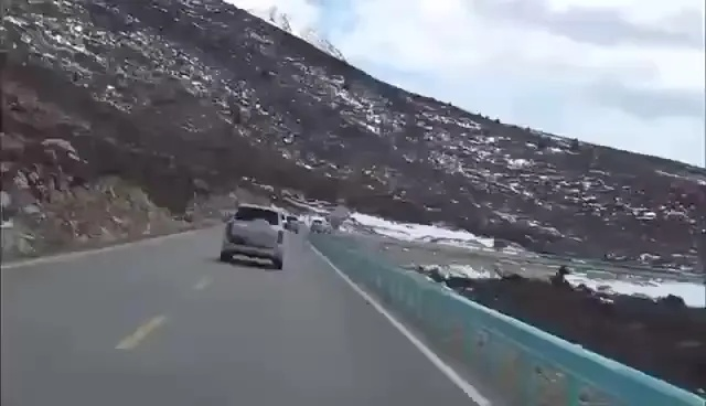 路怒失控！坦克500变道遭特斯拉怒怼，一招翻车惊心动魄