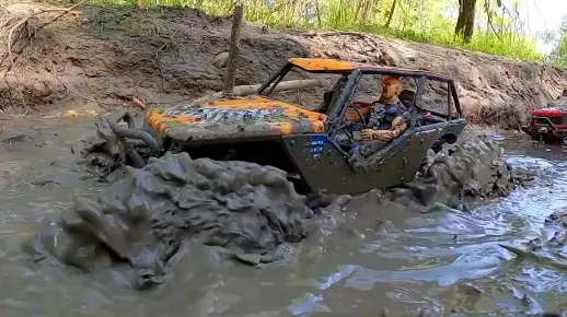 泥潭越野狂欢：东来驾车冲浪，泥浆狂欢乐翻天