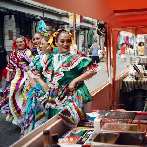 上海外滩女子占道热舞引众怒，警方积极应对化解风波