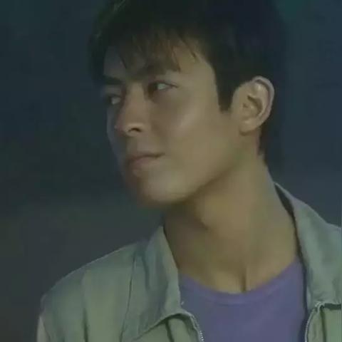 陈冠希近照再现赵本山神韵，网友热议：痞帅升级新风尚