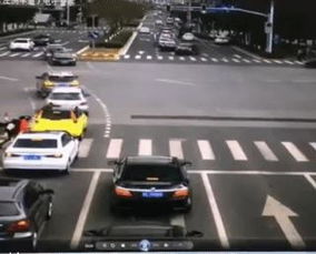 美国女星惨遭两车撞击，闯红灯悲剧引发关注