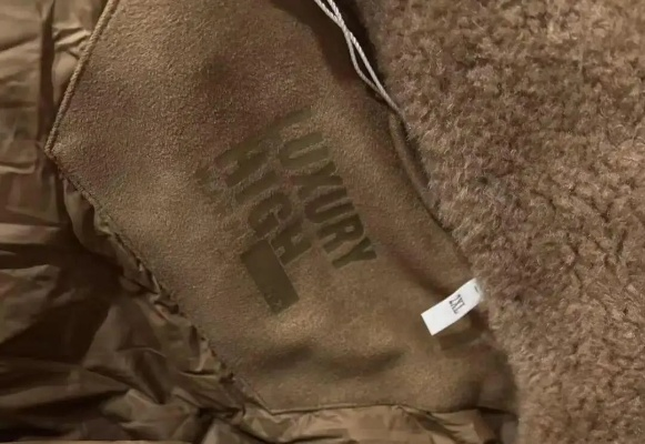 羽绒服“双标双码”争议升级，品牌回应：设计元素全新改写引关注