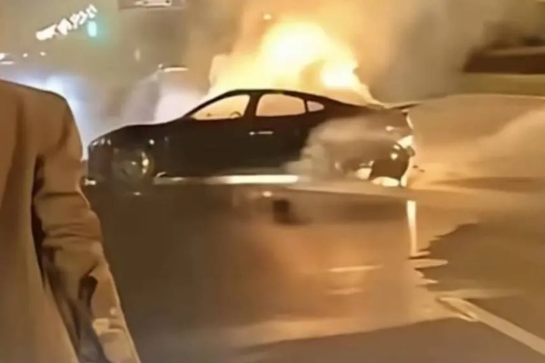 小米汽车突发两起火情,官方紧急回应揭示安全新挑战 小米汽车突发两起火情,官方紧急回应揭示安全新挑战