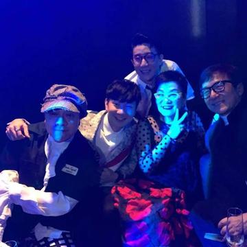 71岁成龙米兰时装周惊艳亮相，反差萌演绎“时尚老爸”新风采