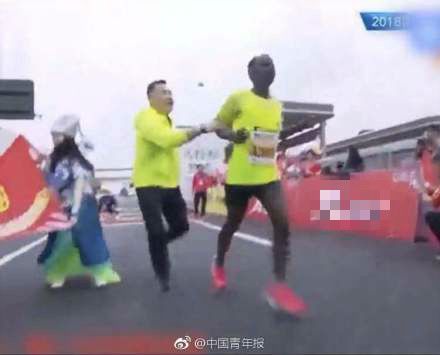 重庆马拉松悲剧：距终点两百米选手离世，主办方回应引关注