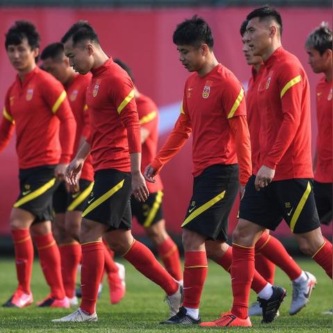 国足输越南后球员跪地致歉，106万元巨奖成泡影，反思体育精神再出发