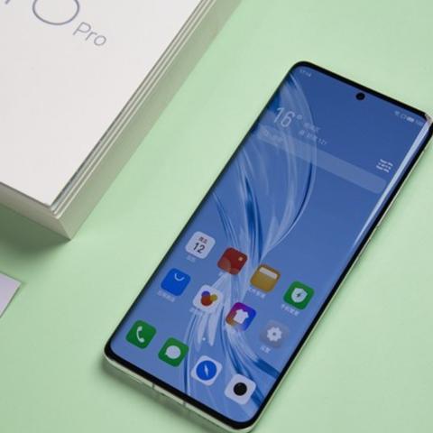 iPhone 18登顶热搜：果粉欣慰：全面屏设计超越挖孔屏