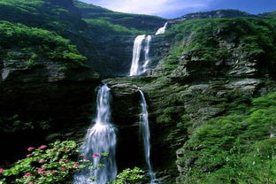 浙江大龙湫瀑布现神秘“龙眼”，网友热议：双眼皮奇观！