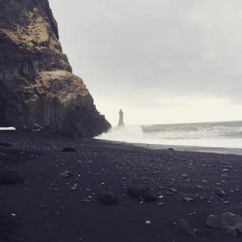 AI伪造震撼！俄罗斯暴雪9层高楼走红，留学生深度解析新科技奇迹