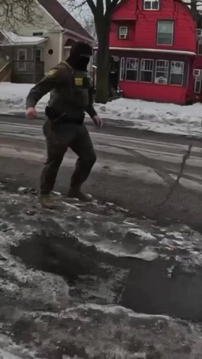 17岁玩家一拳制胜，PS5偷盗者冒充ICE探员遭重拳反击