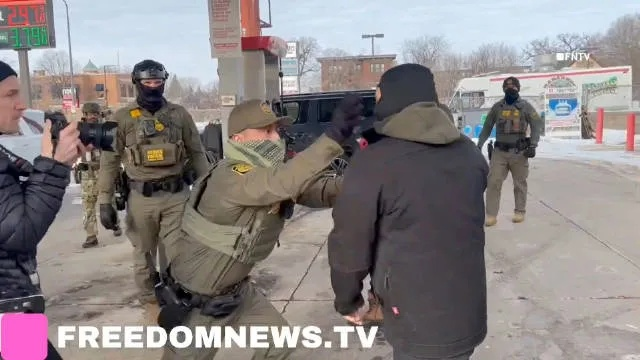 17岁玩家一拳制胜，PS5偷盗者冒充ICE探员遭重拳反击