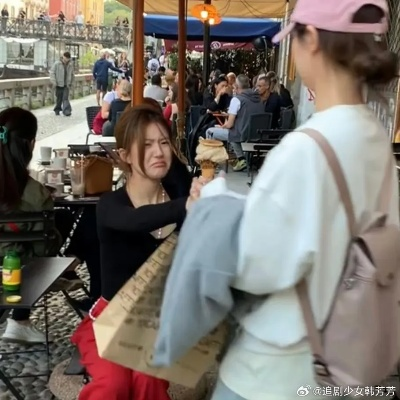 海南旅游偶遇明星！赵露思摆摊卖蛋烘糕，生活记录新视角