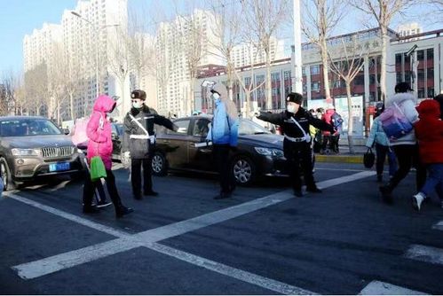 交警巧施策，冰坡逐车放行，科目二再现排队奇观