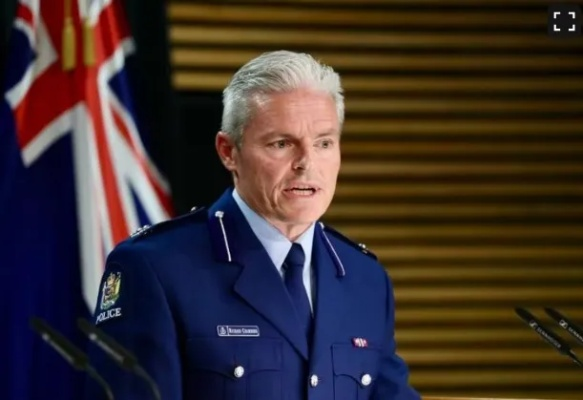 新西兰成避风港，卡梅隆炮轰美不理智，永久定居决心坚定