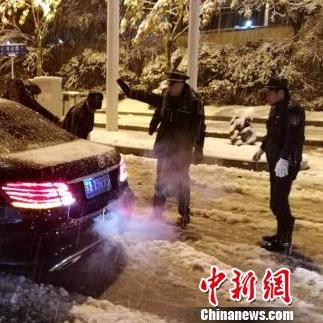 暴雪致高架车趴窝,坦克500单车显神威救援多辆 暴雪致高架车趴窝,坦克500单车显神威救援多辆