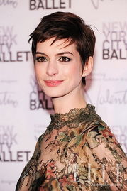 安妮海瑟薇华伦天奴葬礼：生前挚爱艺人深情缅怀