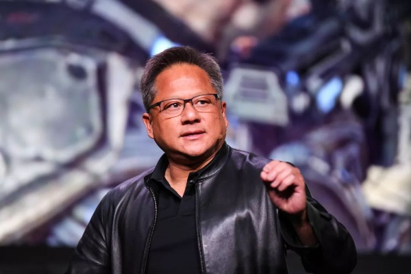 黄仁勋菜市场偶遇：科技巨头变身邻家大叔