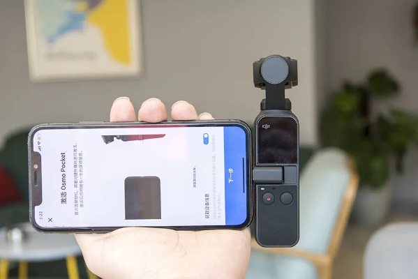 大疆Osmo Pocket 4新春升级：旋转屏+一键变焦，畅享新视界