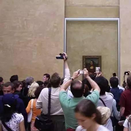 法国埃菲尔铁塔素颜惊呆游客：竟是家乡电线塔变身奇迹