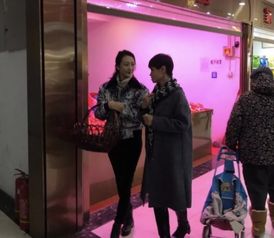 菜市场偶遇黄仁勋称首富 路人纠正：AI教父黄仁勋再引热议