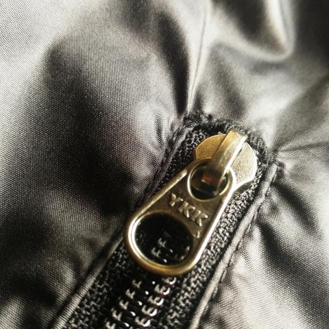 羽绒服洗涤隐患大揭秘：涂层阻气压力爆表风险高