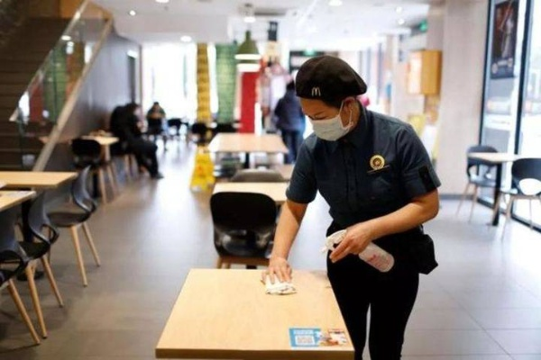 麦当劳员工手机入盒事件：店员已弃用并全面消毒保障卫生