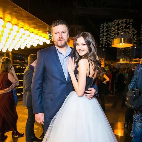 悉尼妹深夜户外秀风采，自拍挂胸罩挑战新潮流