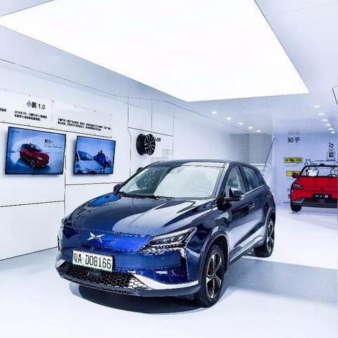 何小鹏驾驭飞行汽车惊艳年会，高颜值美女司机护航引关注